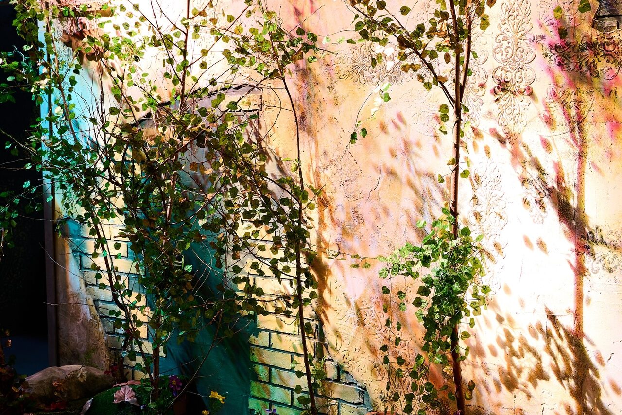 Арендовать Антуражная площадка в стиле «Таинственный сад» 