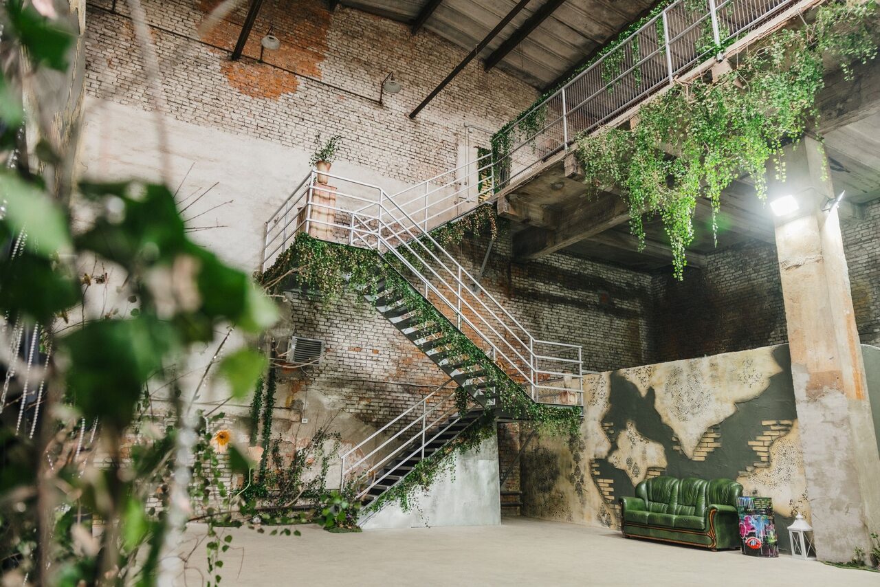 Арендовать Антуражная площадка в стиле «Таинственный сад» 