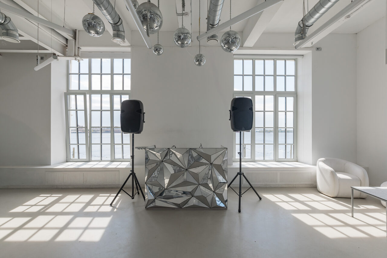 Арендовать Вайт. Элегантный лофт для мероприятий