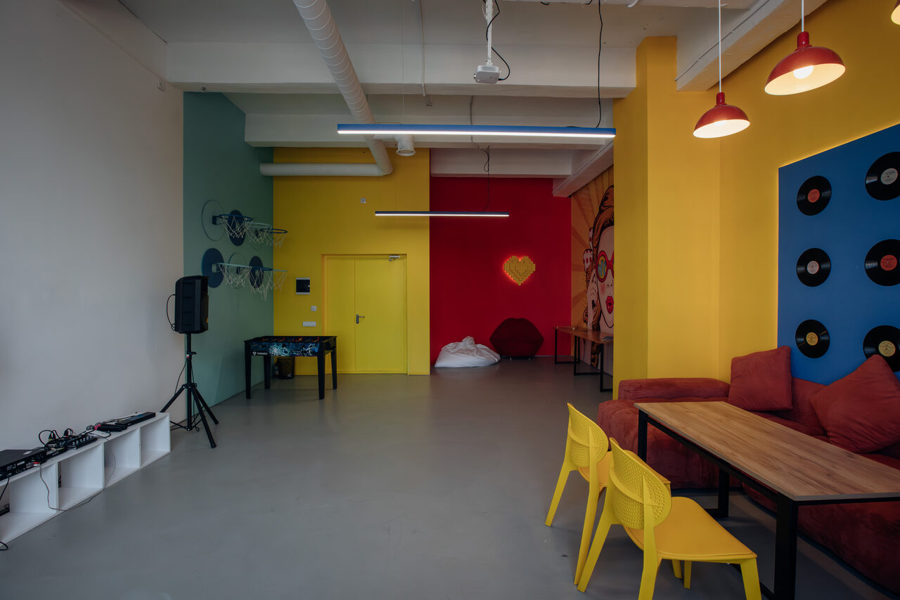 Арендовать Зал Караоке. Яркое пространство в стиле pop-art