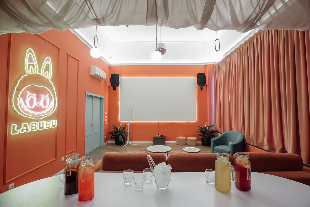 Арендовать Лабубу. Лофт в розово-лазурном цвете