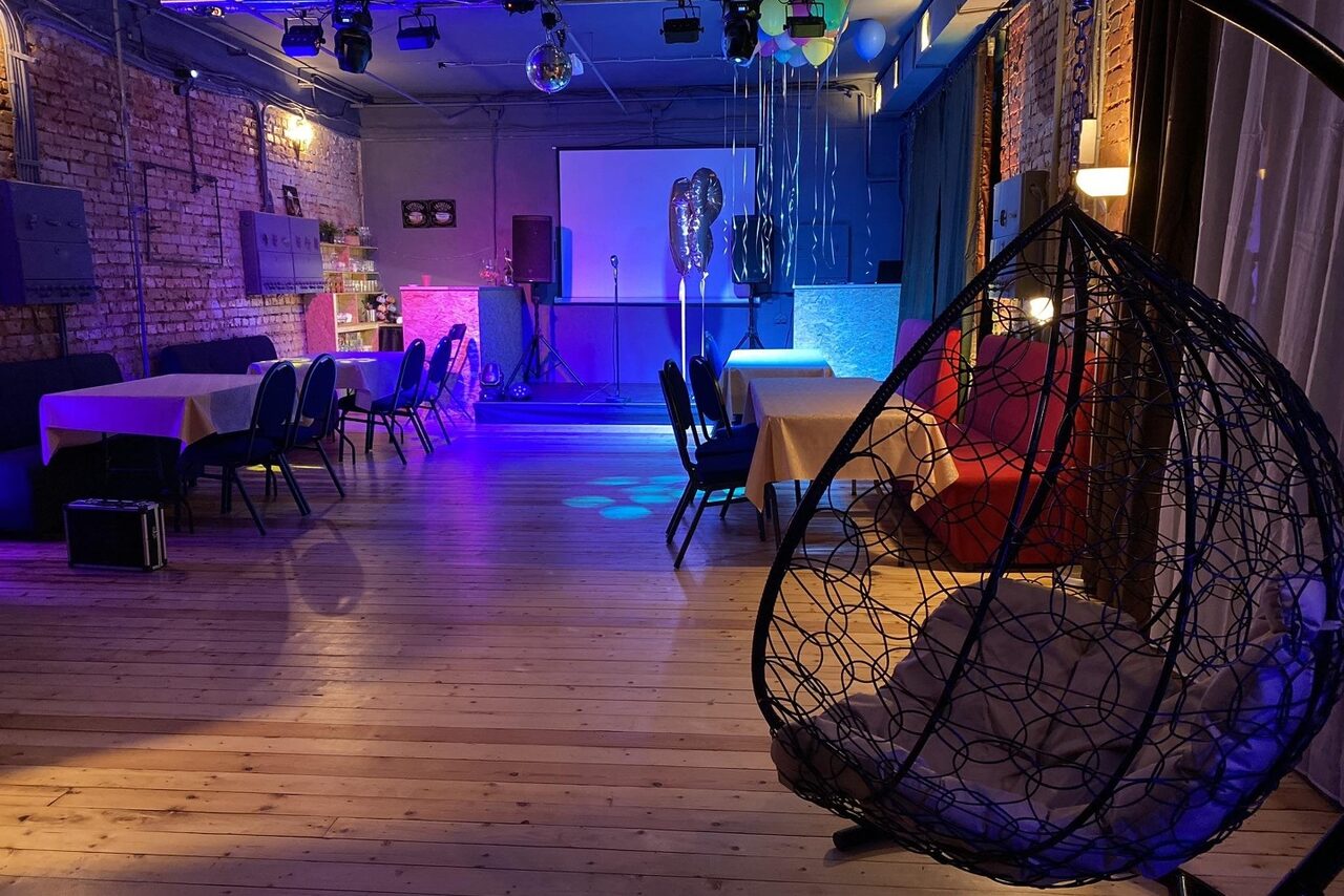 Арендовать Status Loft. Лофт со сценой и караоке. Типичный Питер
