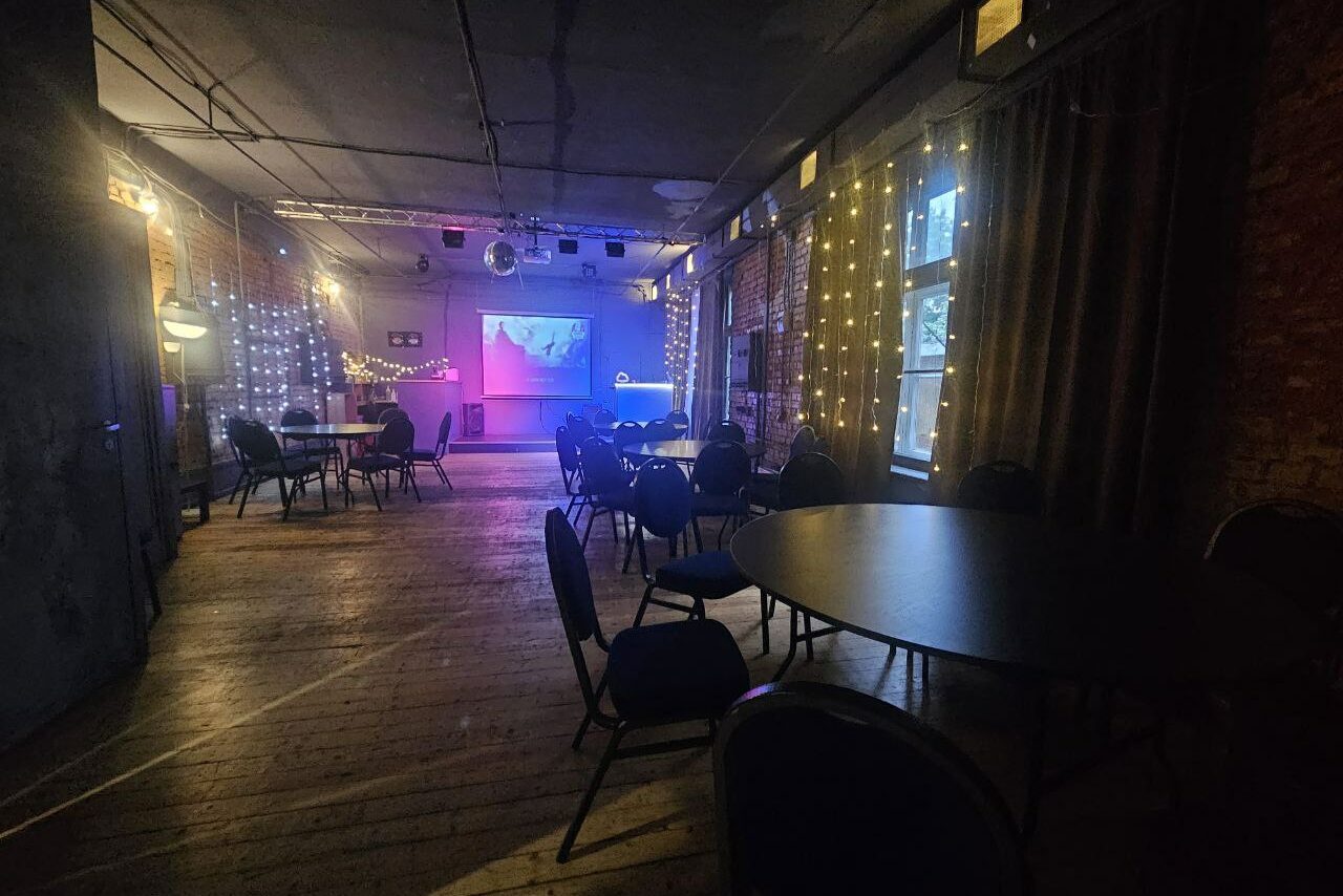 Арендовать Status Loft. Лофт со сценой и караоке. Типичный Питер