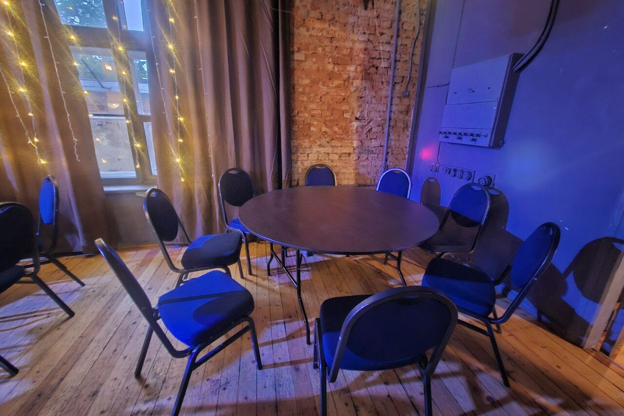 Арендовать Status Loft. Лофт со сценой и караоке. Типичный Питер