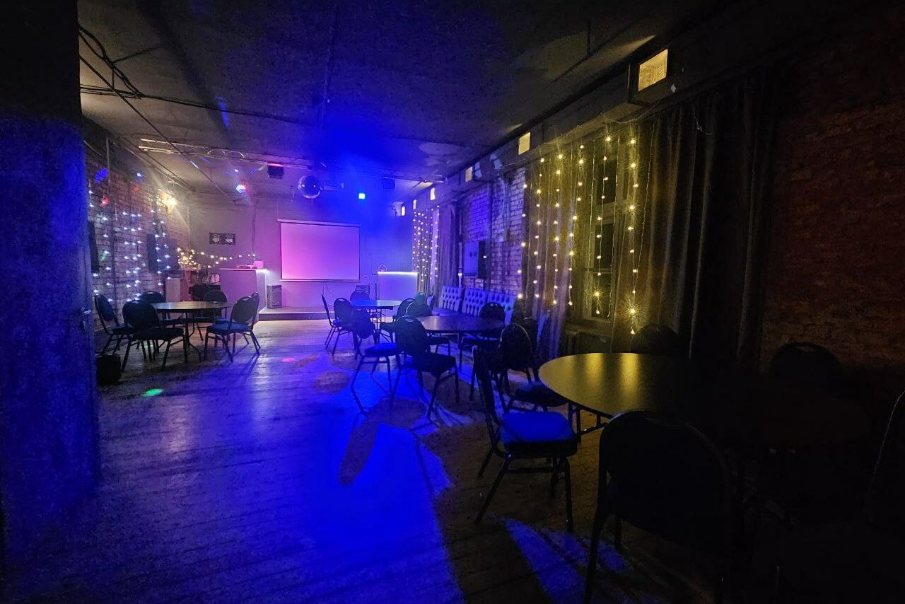 Арендовать Status Loft. Лофт со сценой и караоке. Типичный Питер