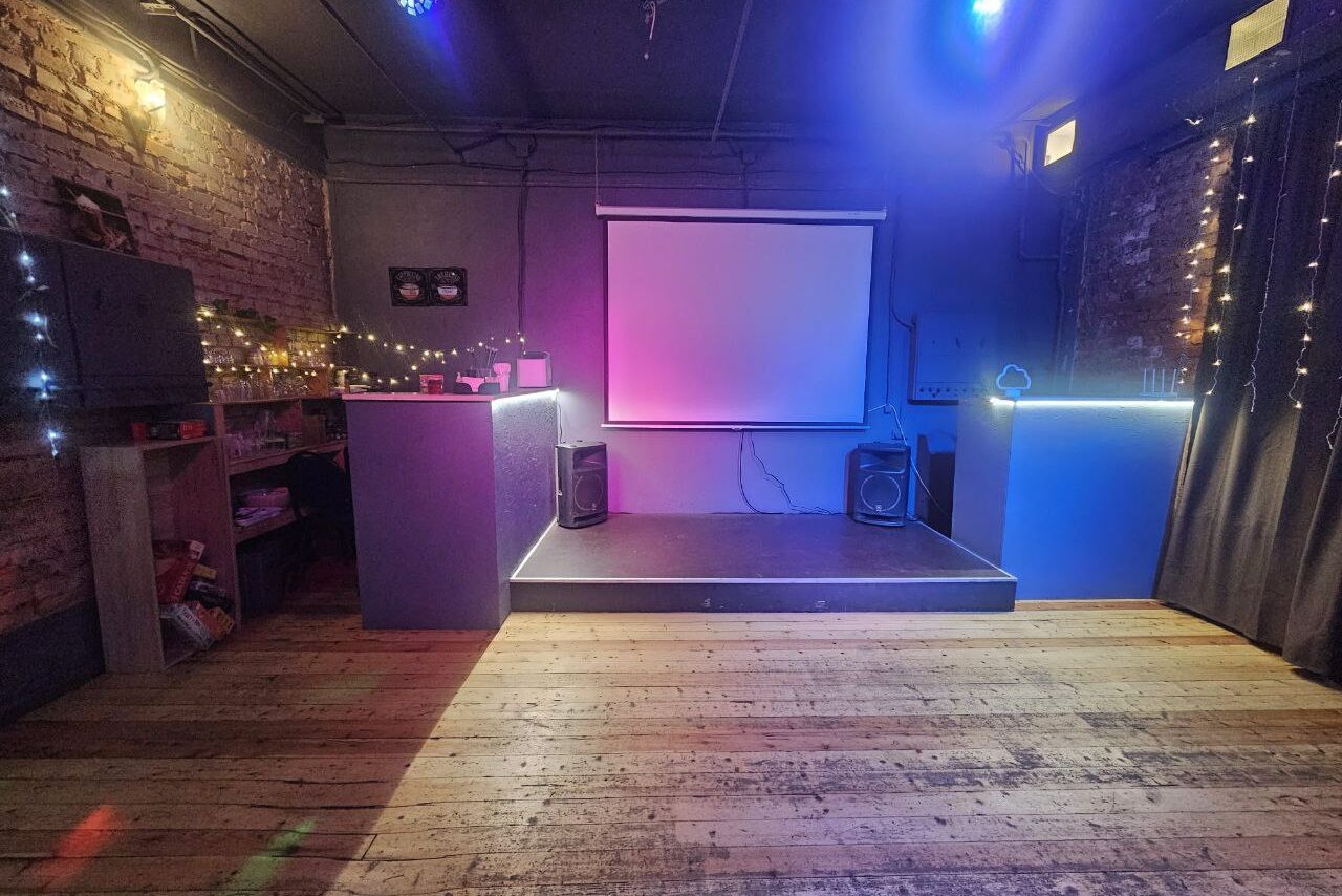 Арендовать Status Loft. Лофт со сценой и караоке. Типичный Питер