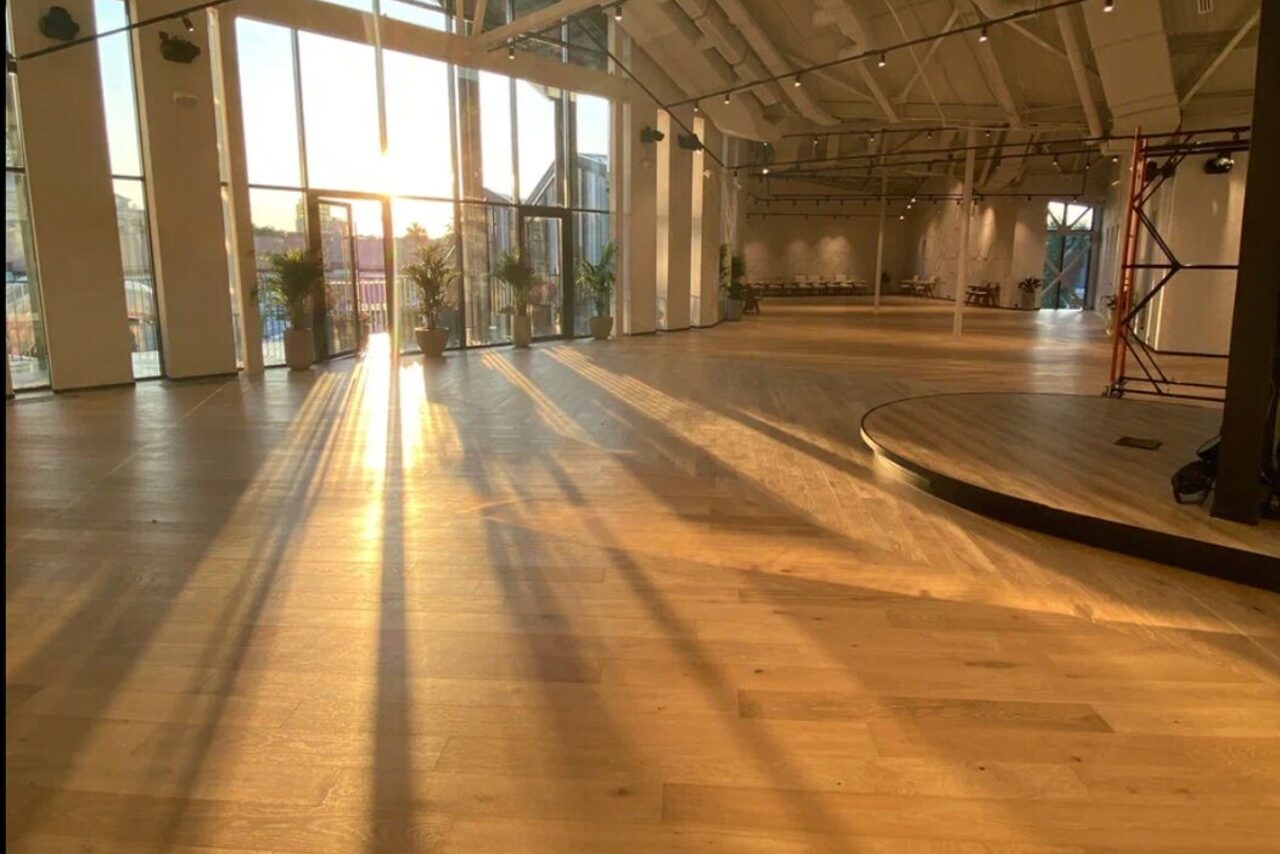 Арендовать Выставка. Просторный лофт в светлых тонах