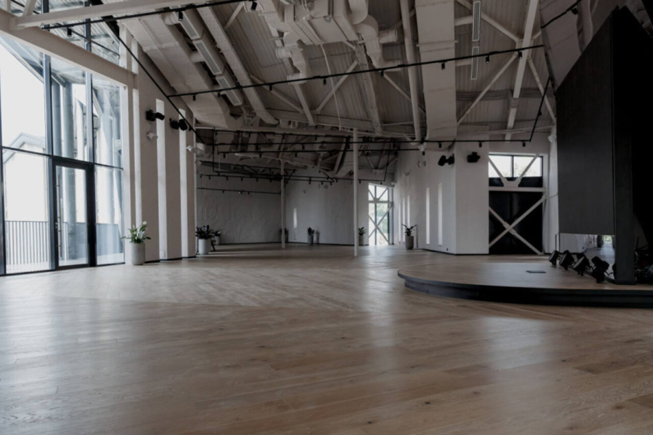 Арендовать Выставка. Просторный лофт в светлых тонах