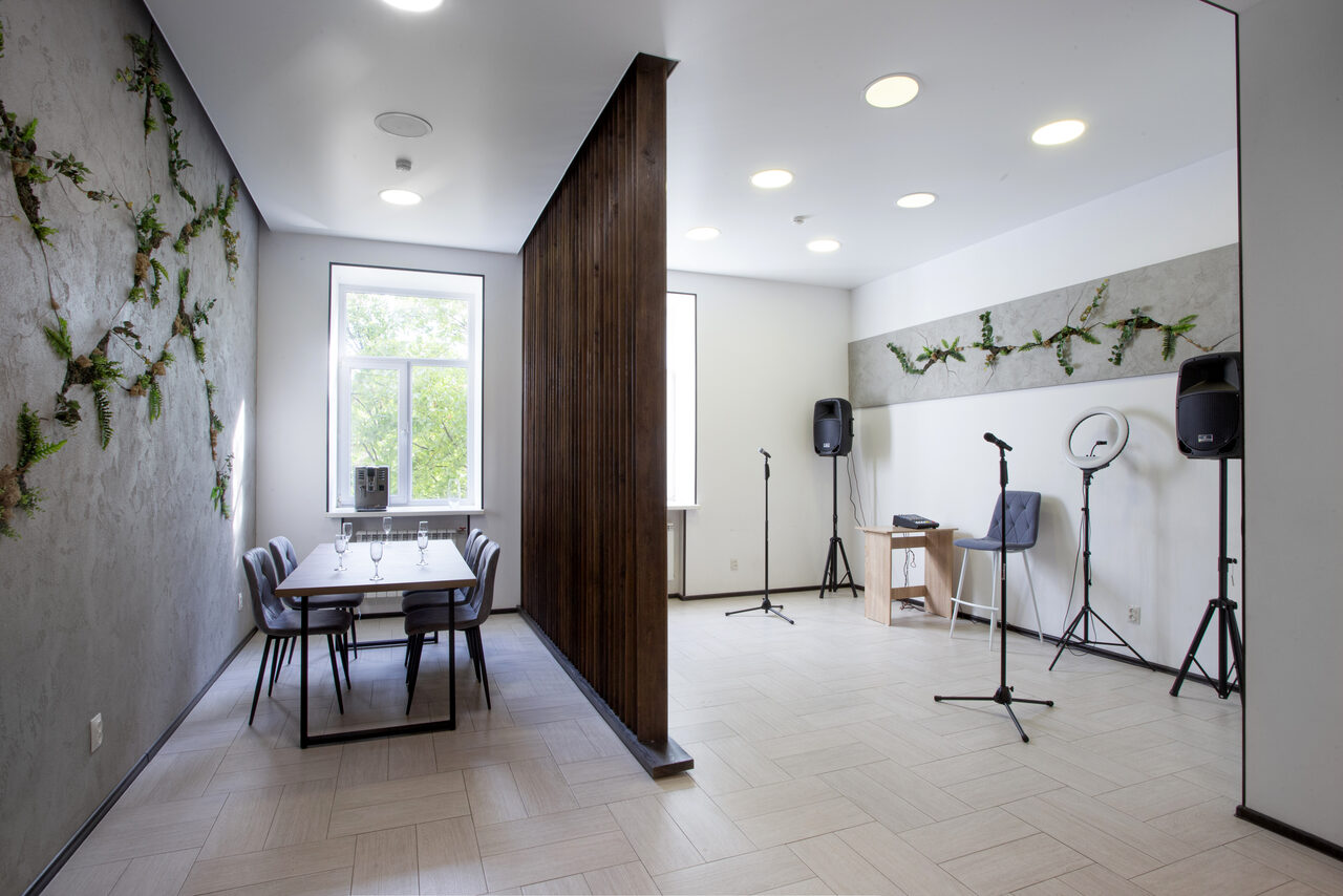 Арендовать Светлый лофт с двумя зонами для любых мероприятий