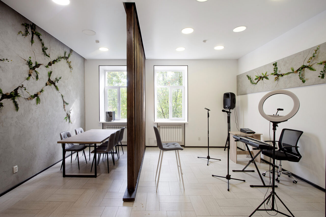 Арендовать Светлый лофт с двумя зонами для любых мероприятий