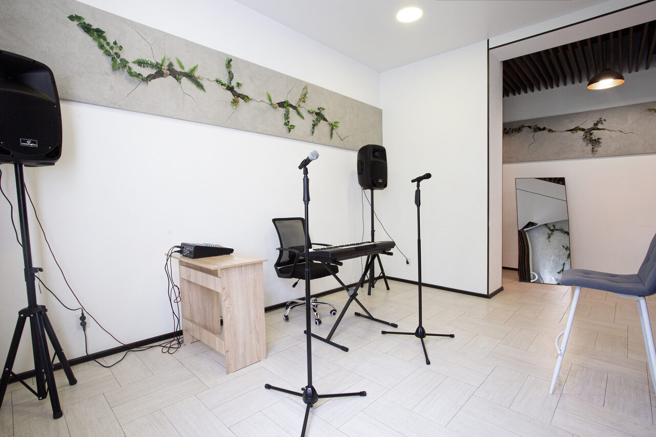 Арендовать Светлый лофт с двумя зонами для любых мероприятий