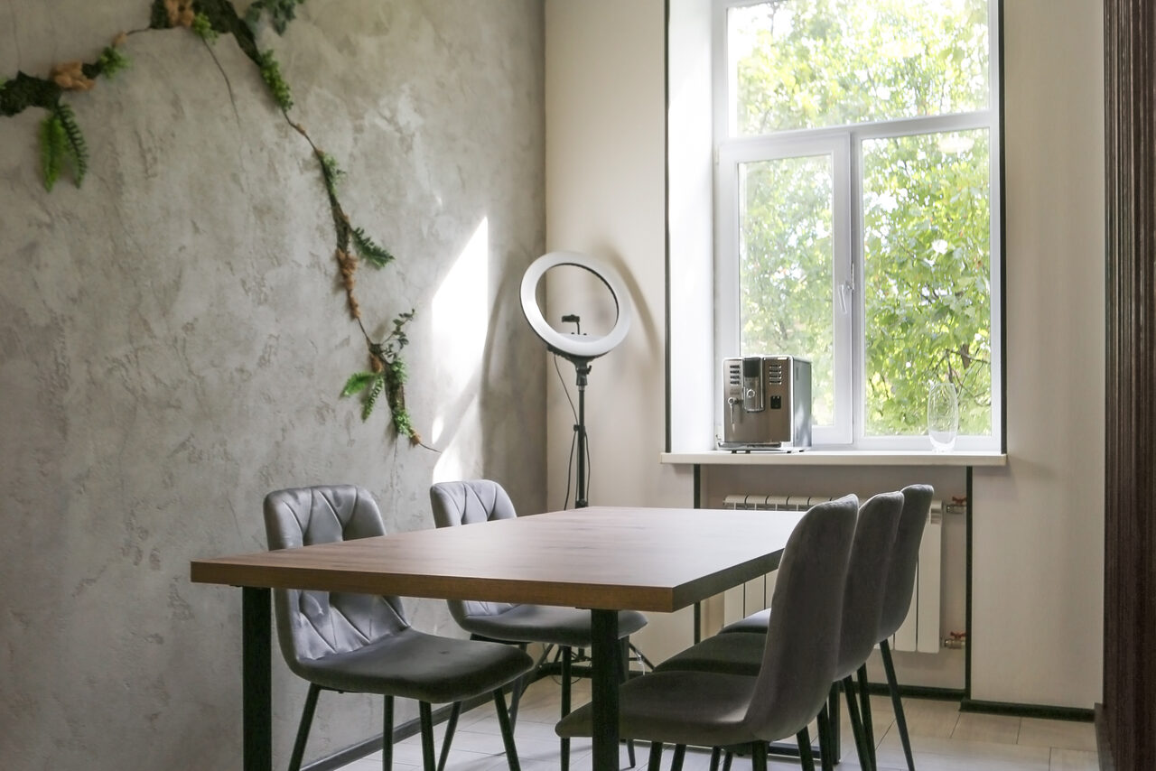 Арендовать Светлый лофт с двумя зонами для любых мероприятий