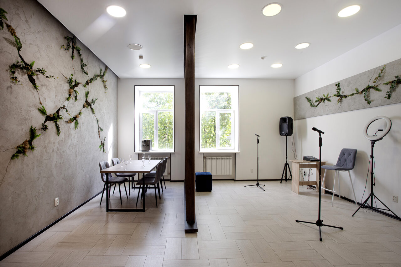 Арендовать Светлый лофт с двумя зонами для любых мероприятий