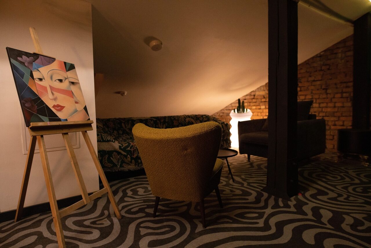 Арендовать Парадная. Пространство на мансардном этаже