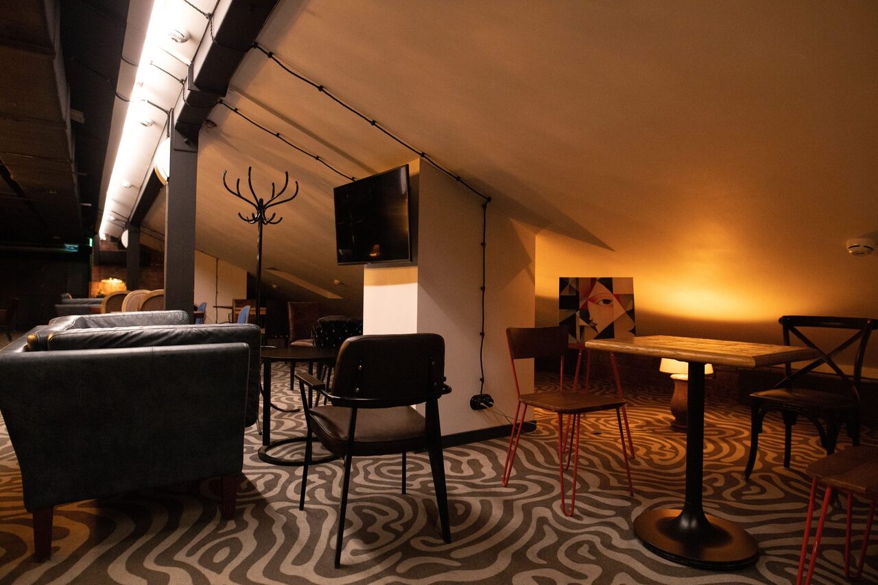 Арендовать Парадная. Пространство на мансардном этаже