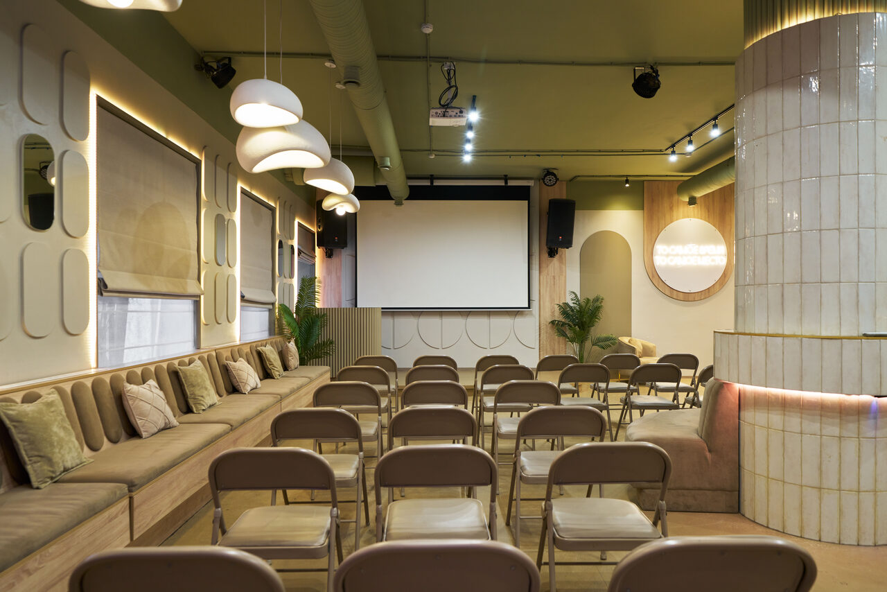 Арендовать Лофт Май. Зал Октябрь для деловых мероприятий