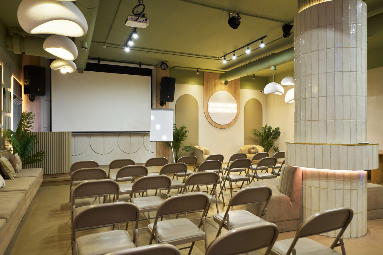 Арендовать Лофт Май. Зал Октябрь для деловых мероприятий