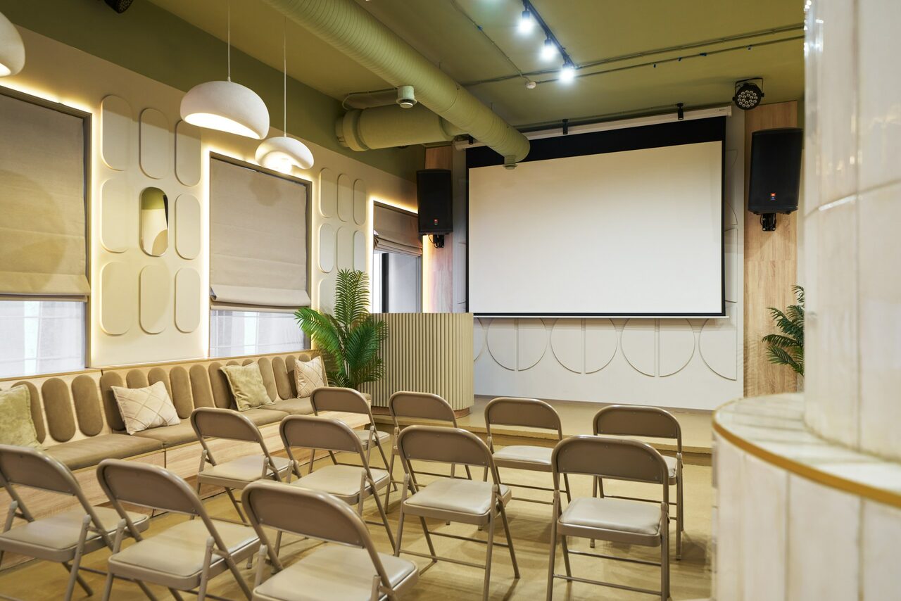 Арендовать Лофт Май. Зал Октябрь для деловых мероприятий