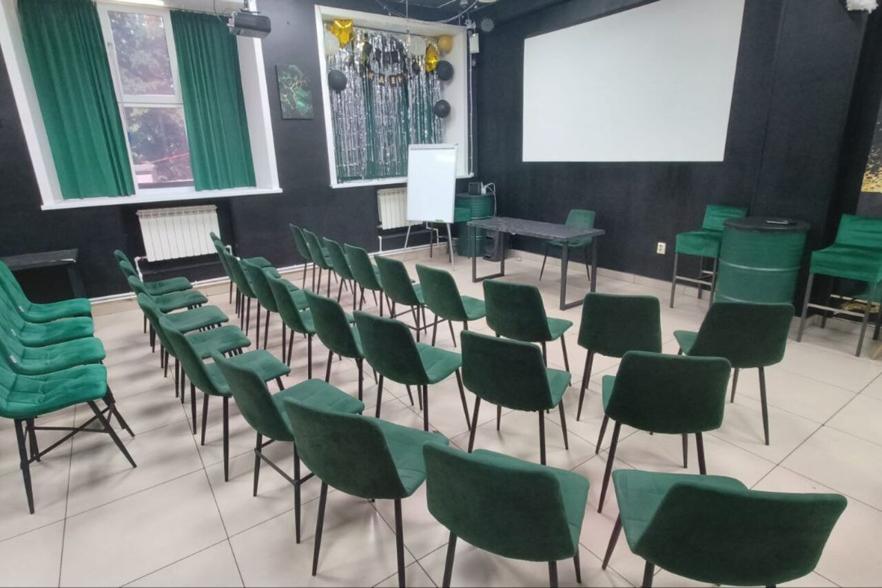 Арендовать Лофт Счастливые моменты. Просторный зал для конференций