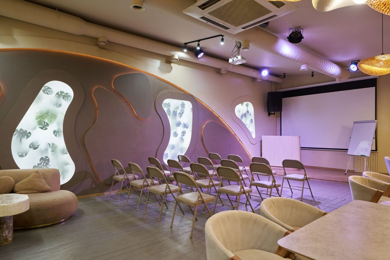 Арендовать Лофт Май. Зал Август для деловых мероприятий