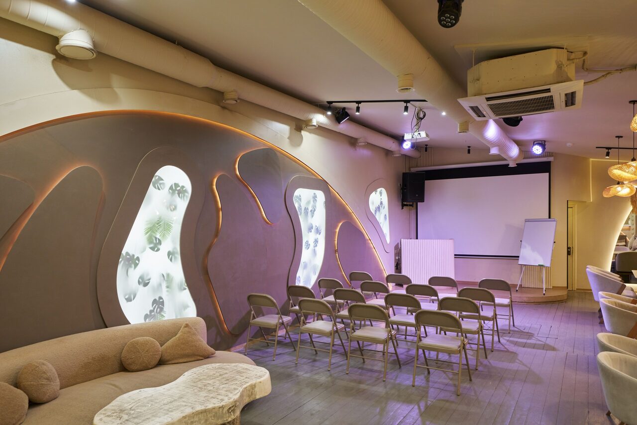 Арендовать Лофт Май. Зал Август для деловых мероприятий