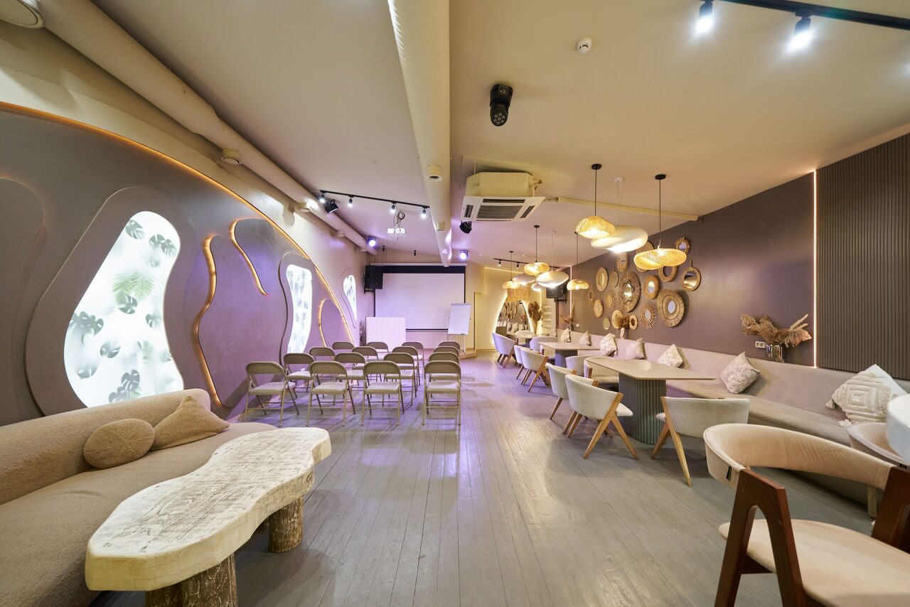 Арендовать Лофт Май. Зал Август для деловых мероприятий