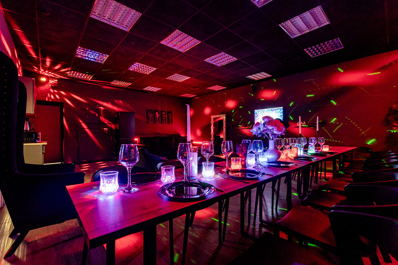 Арендовать Стильный черный лофт с Алисой