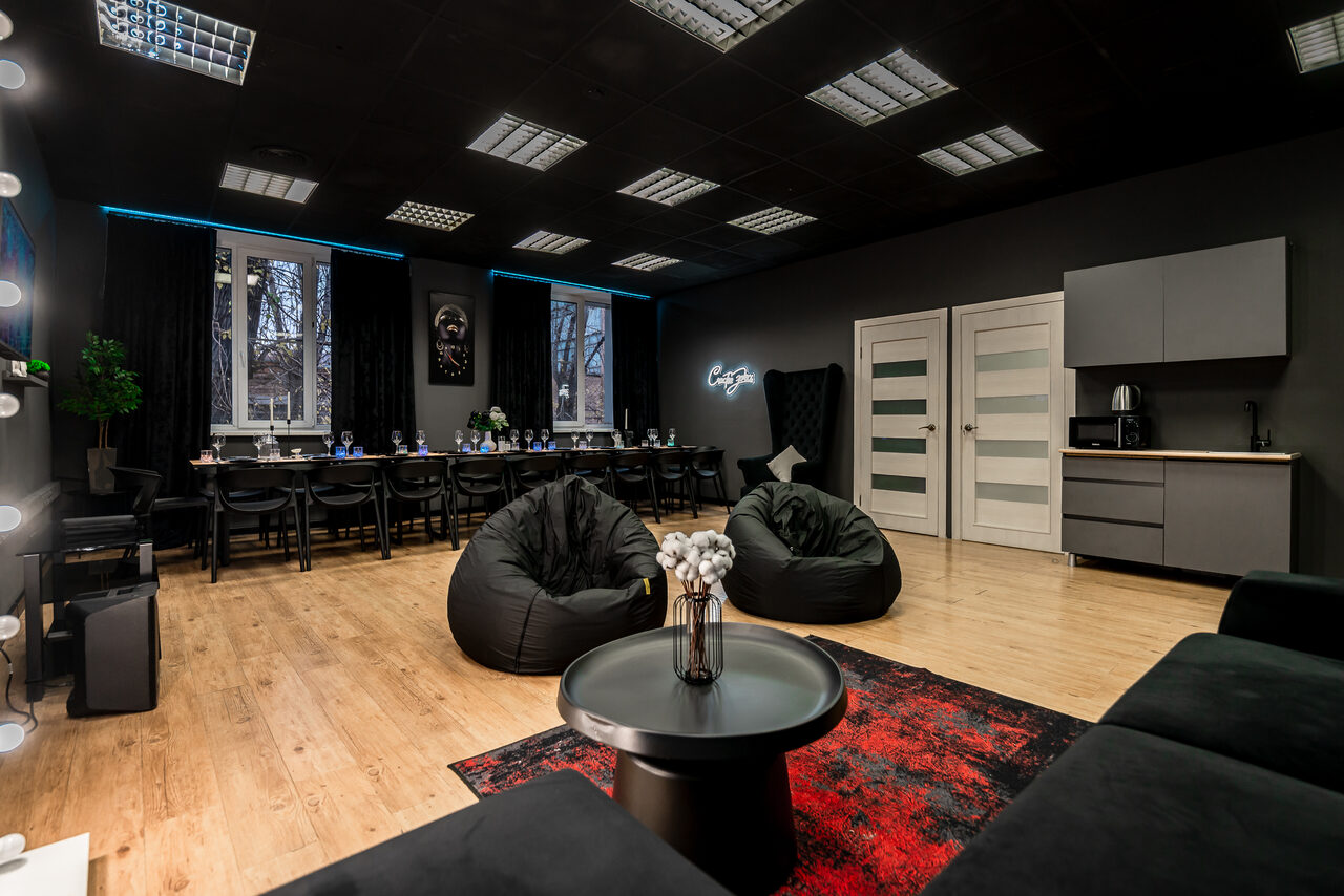 Арендовать Стильный черный лофт с Алисой