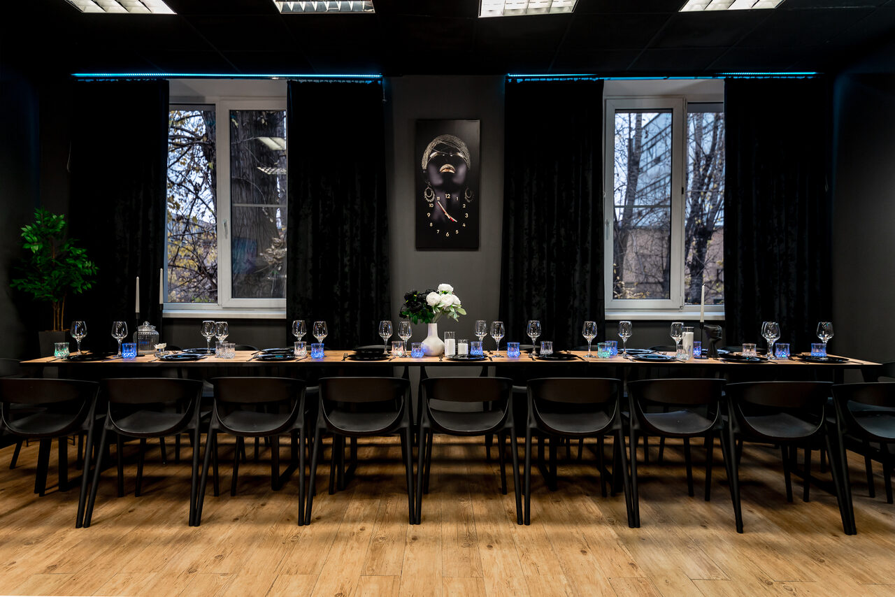 Арендовать Стильный черный лофт с Алисой