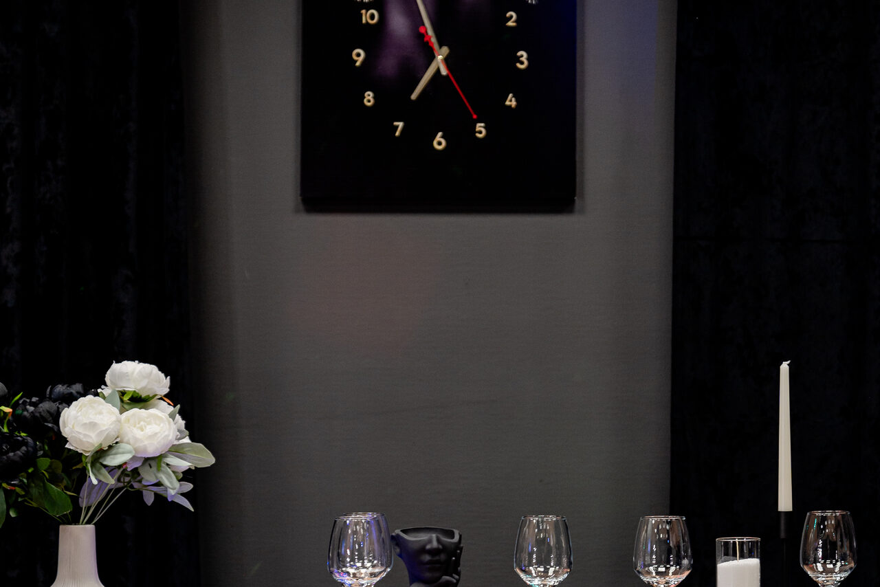 Арендовать Стильный черный лофт с Алисой