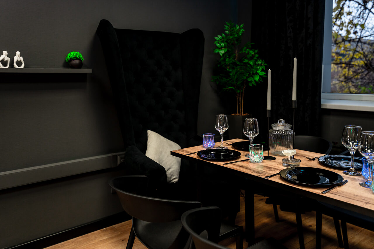 Арендовать Стильный черный лофт с Алисой