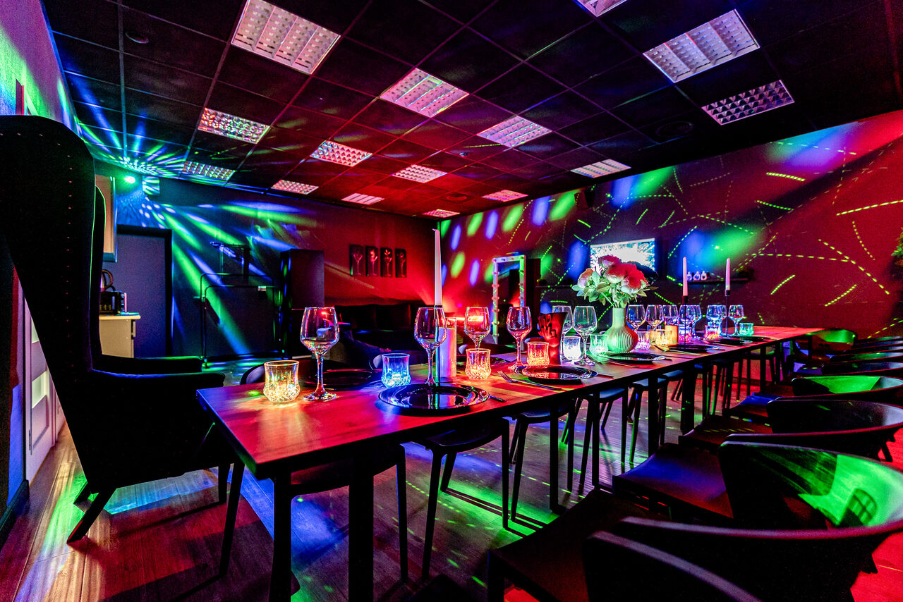 Арендовать Стильный черный лофт с Алисой