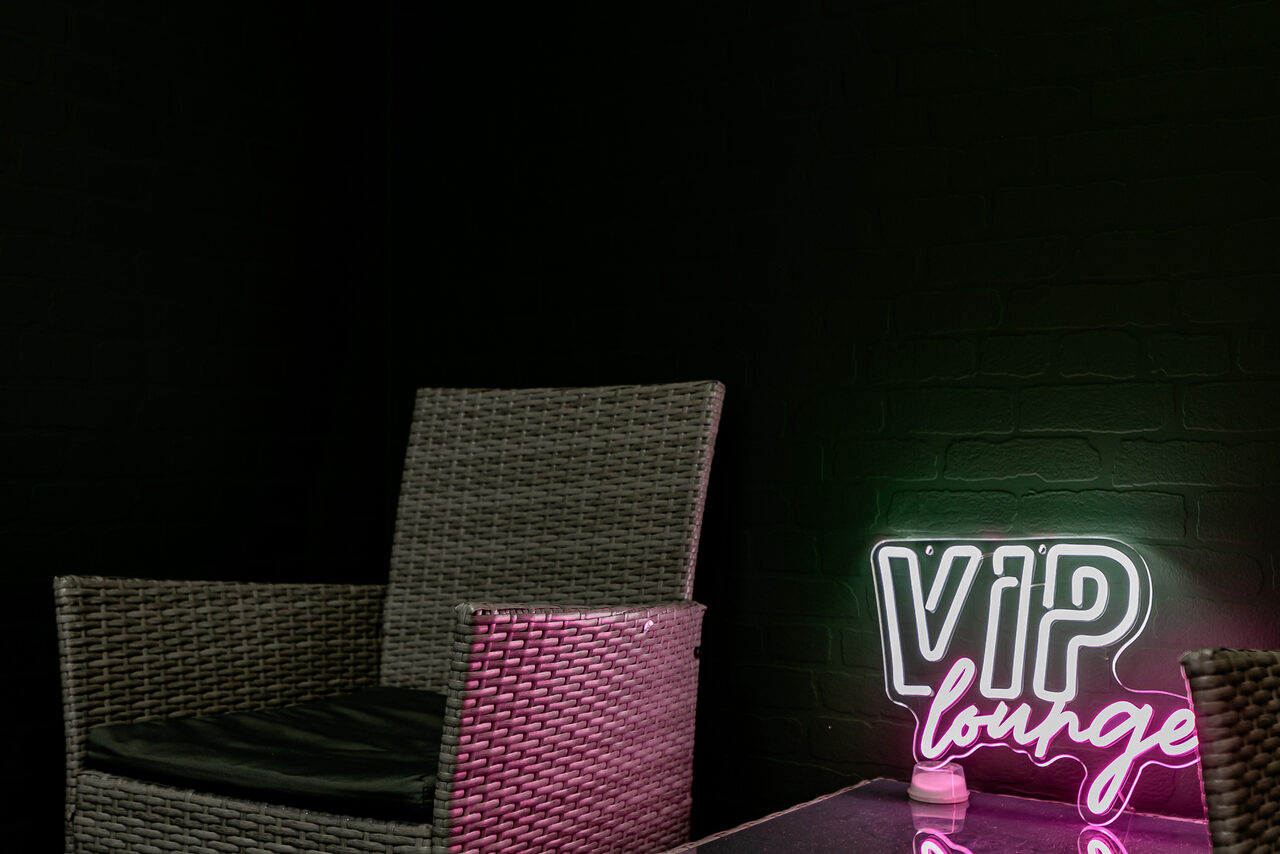 Арендовать Стильный черный лофт с Алисой