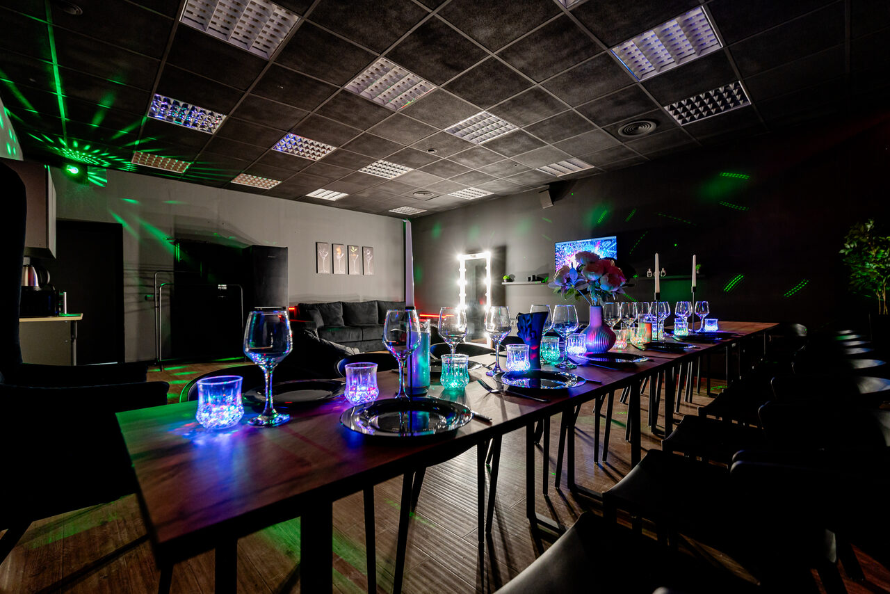 Арендовать Стильный черный лофт с Алисой