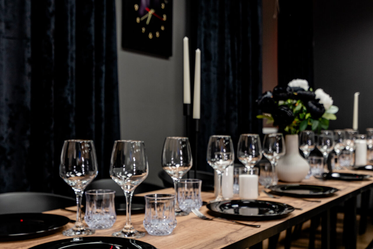 Арендовать Стильный черный лофт с Алисой