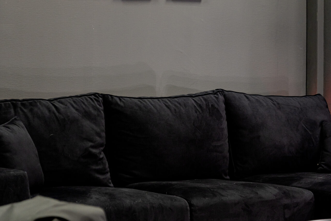 Арендовать Стильный черный лофт с Алисой