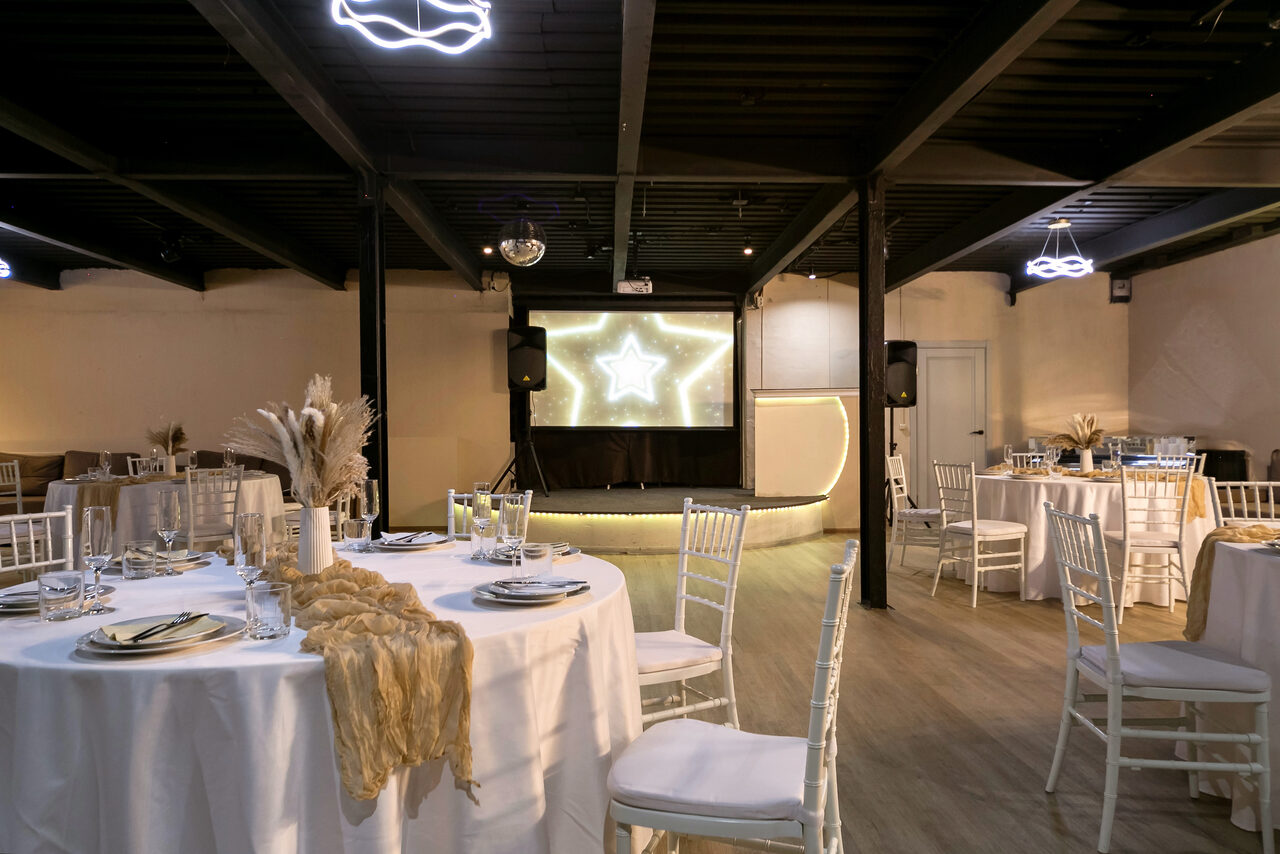 Арендовать Moment(Момент). Просторный зал со светомузыкой и караоке