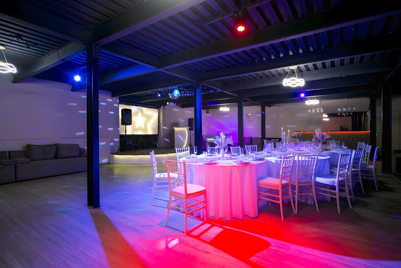 Арендовать Moment(Момент). Просторный зал со светомузыкой и караоке