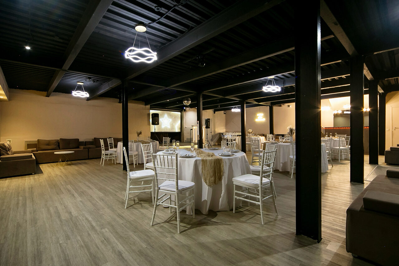 Арендовать Moment(Момент). Просторный зал со светомузыкой и караоке