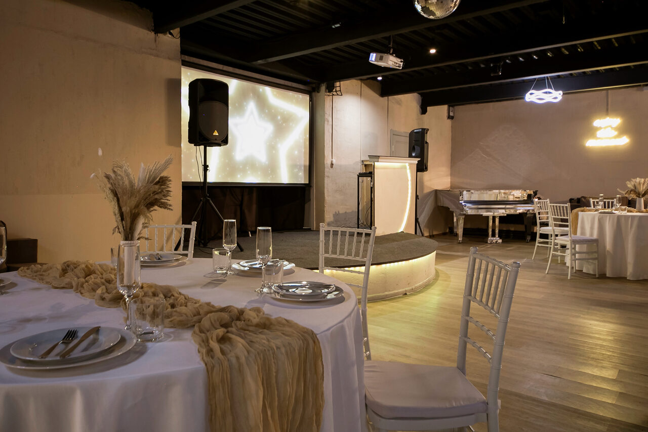 Арендовать Moment(Момент). Просторный зал со светомузыкой и караоке