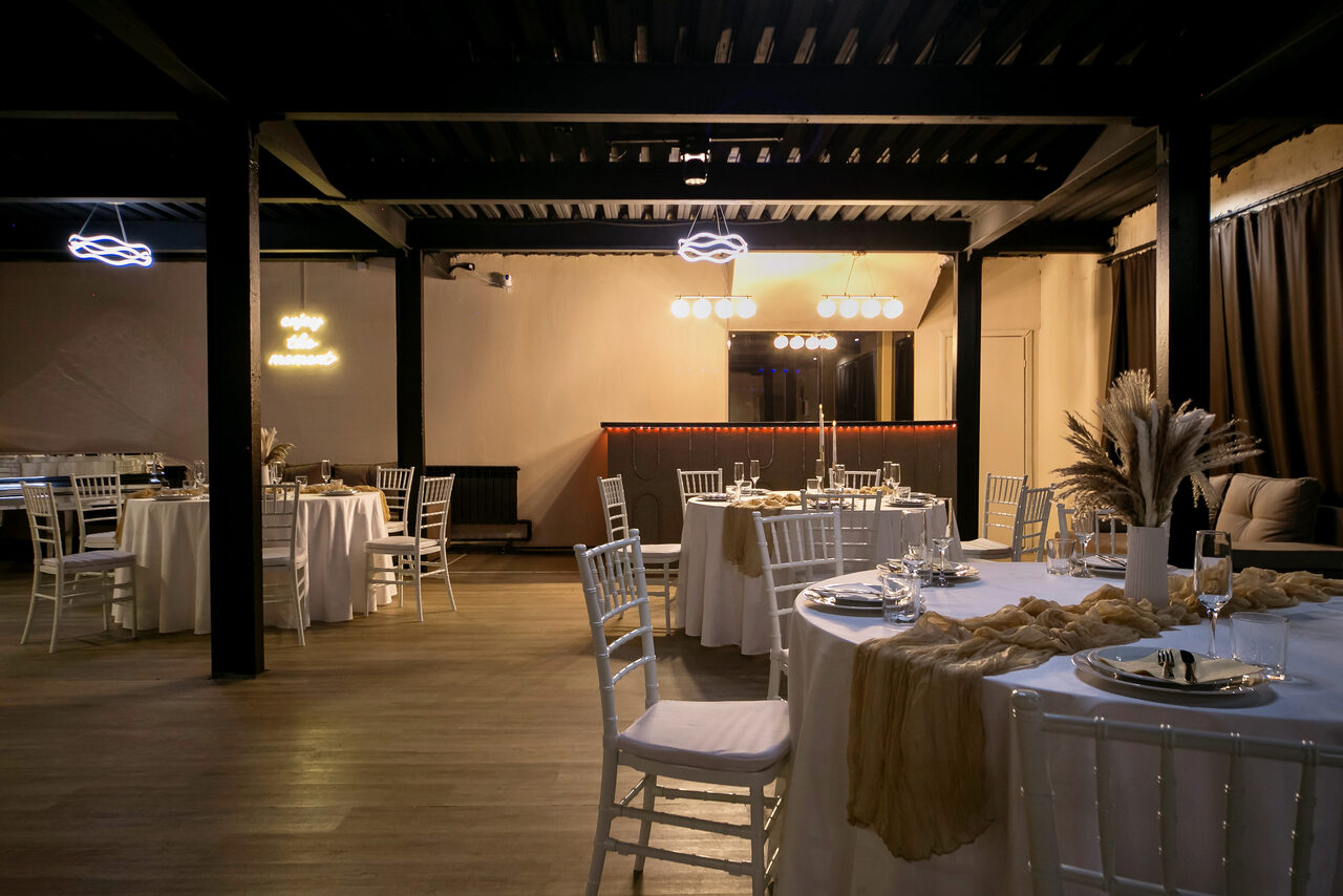 Арендовать Moment(Момент). Просторный зал со светомузыкой и караоке