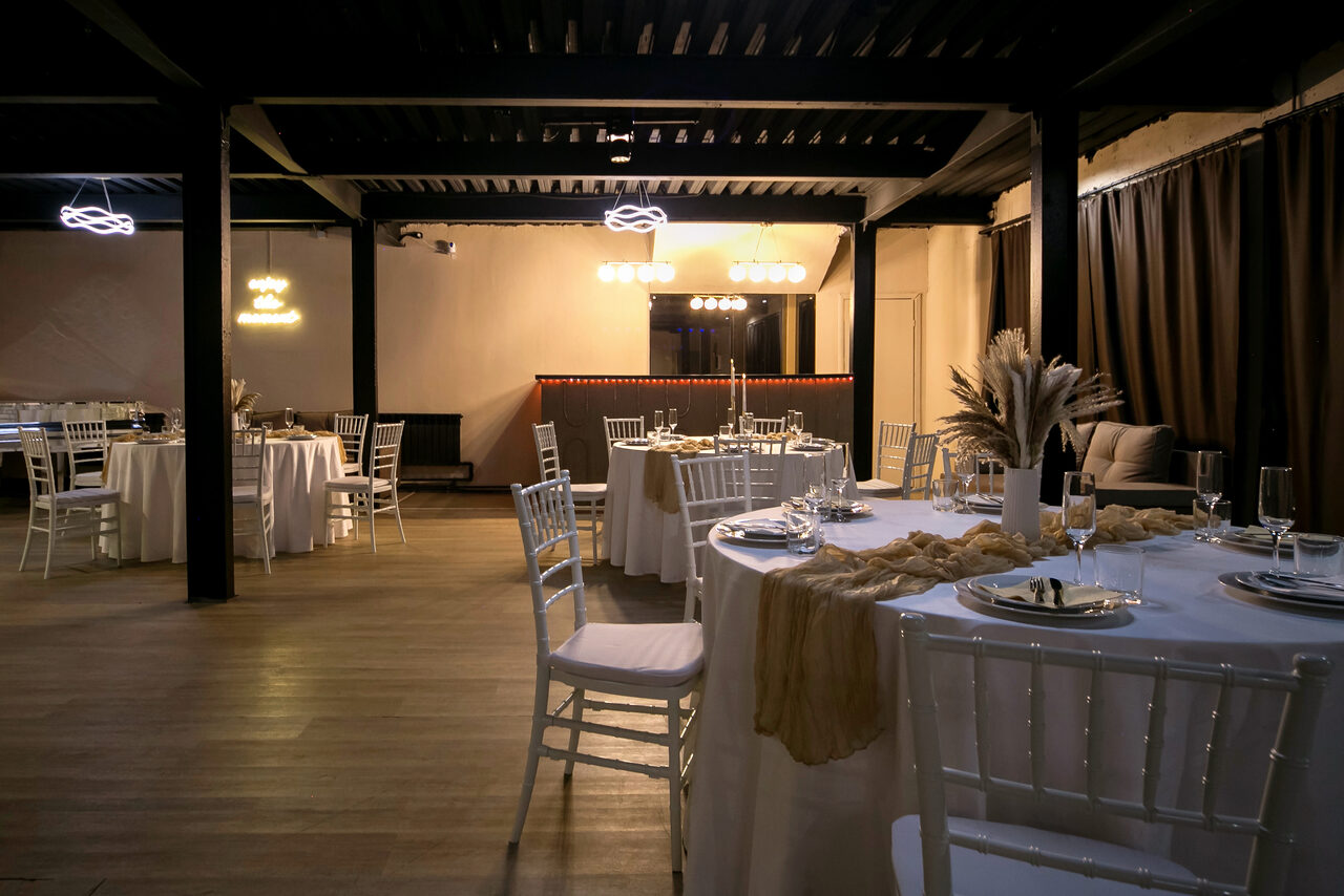 Арендовать Moment(Момент). Просторный зал со светомузыкой и караоке