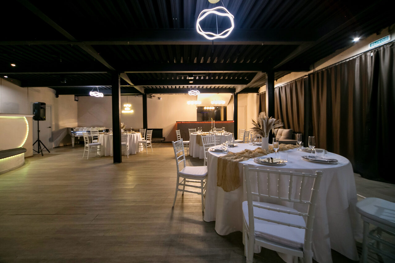 Арендовать Moment(Момент). Просторный зал со светомузыкой и караоке