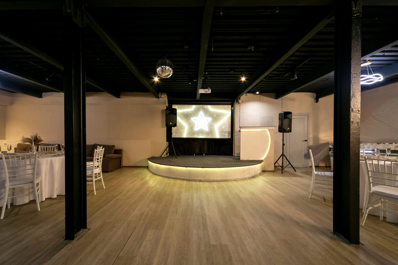 Арендовать Moment(Момент). Просторный зал со светомузыкой и караоке