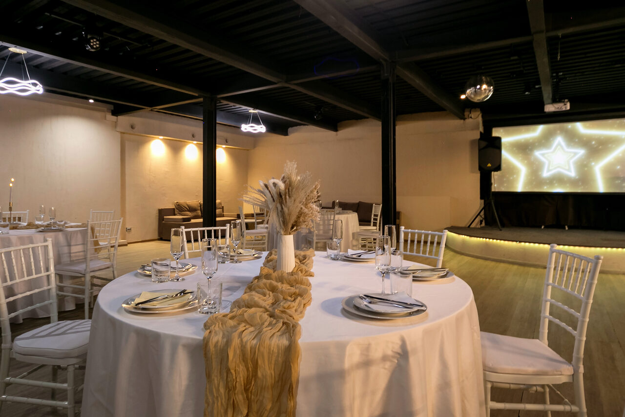 Арендовать Moment(Момент). Просторный зал со светомузыкой и караоке