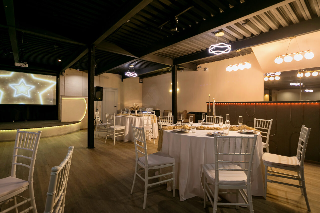 Арендовать Moment(Момент). Просторный зал со светомузыкой и караоке