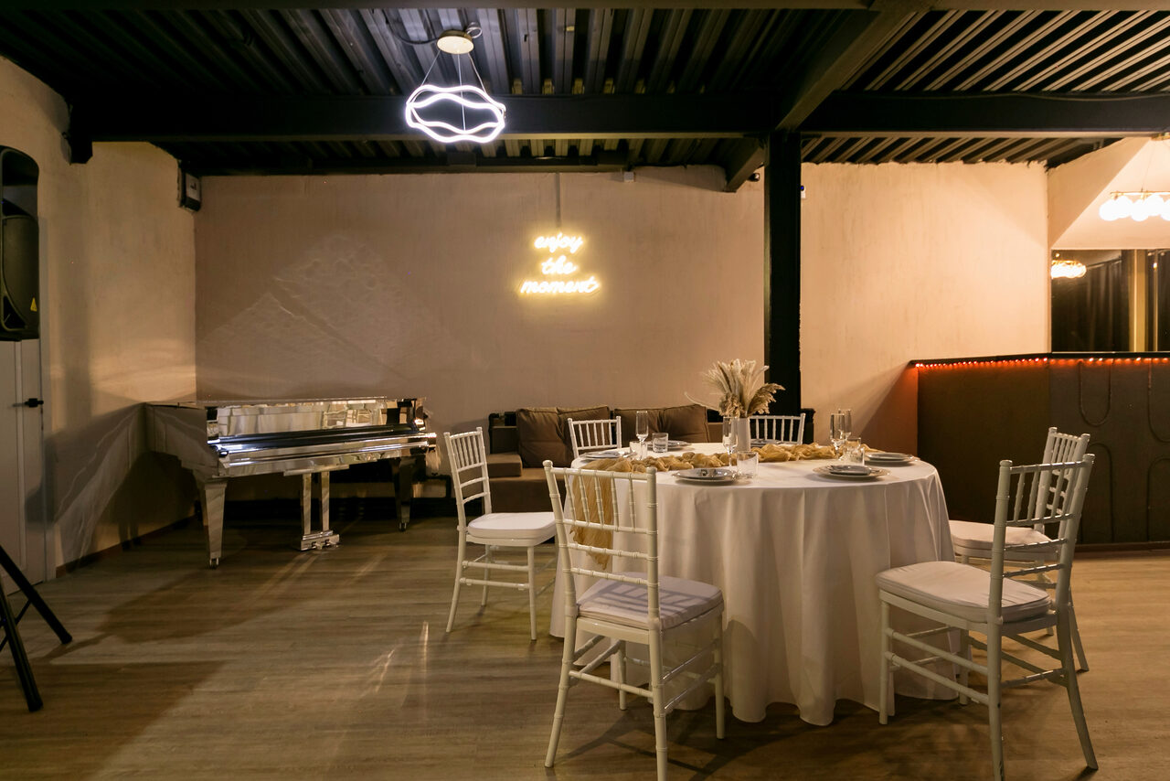 Арендовать Moment(Момент). Просторный зал со светомузыкой и караоке