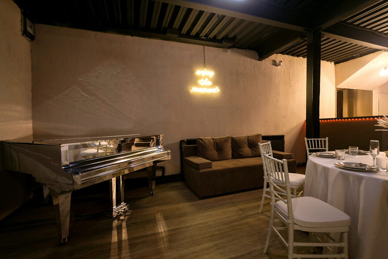 Арендовать Moment(Момент). Просторный зал со светомузыкой и караоке