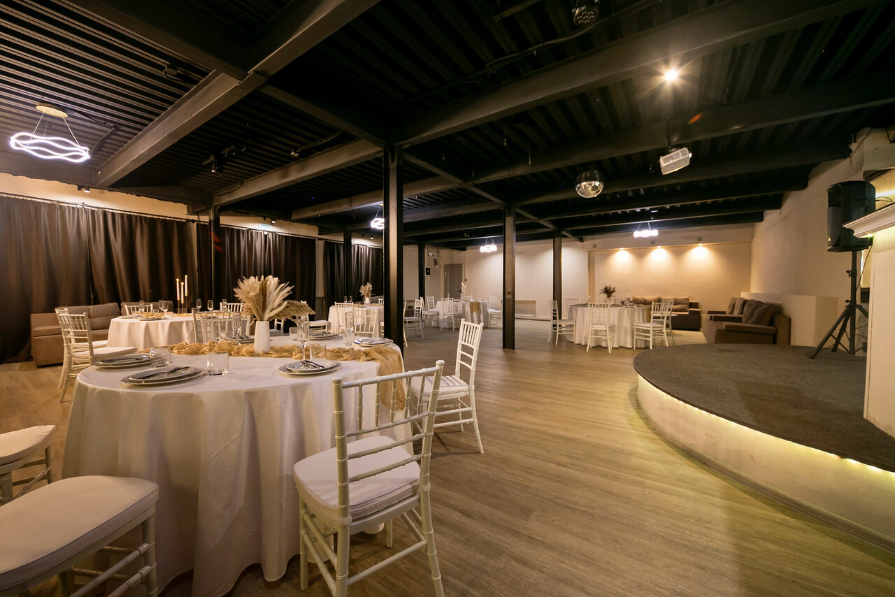 Арендовать Moment(Момент). Просторный зал со светомузыкой и караоке