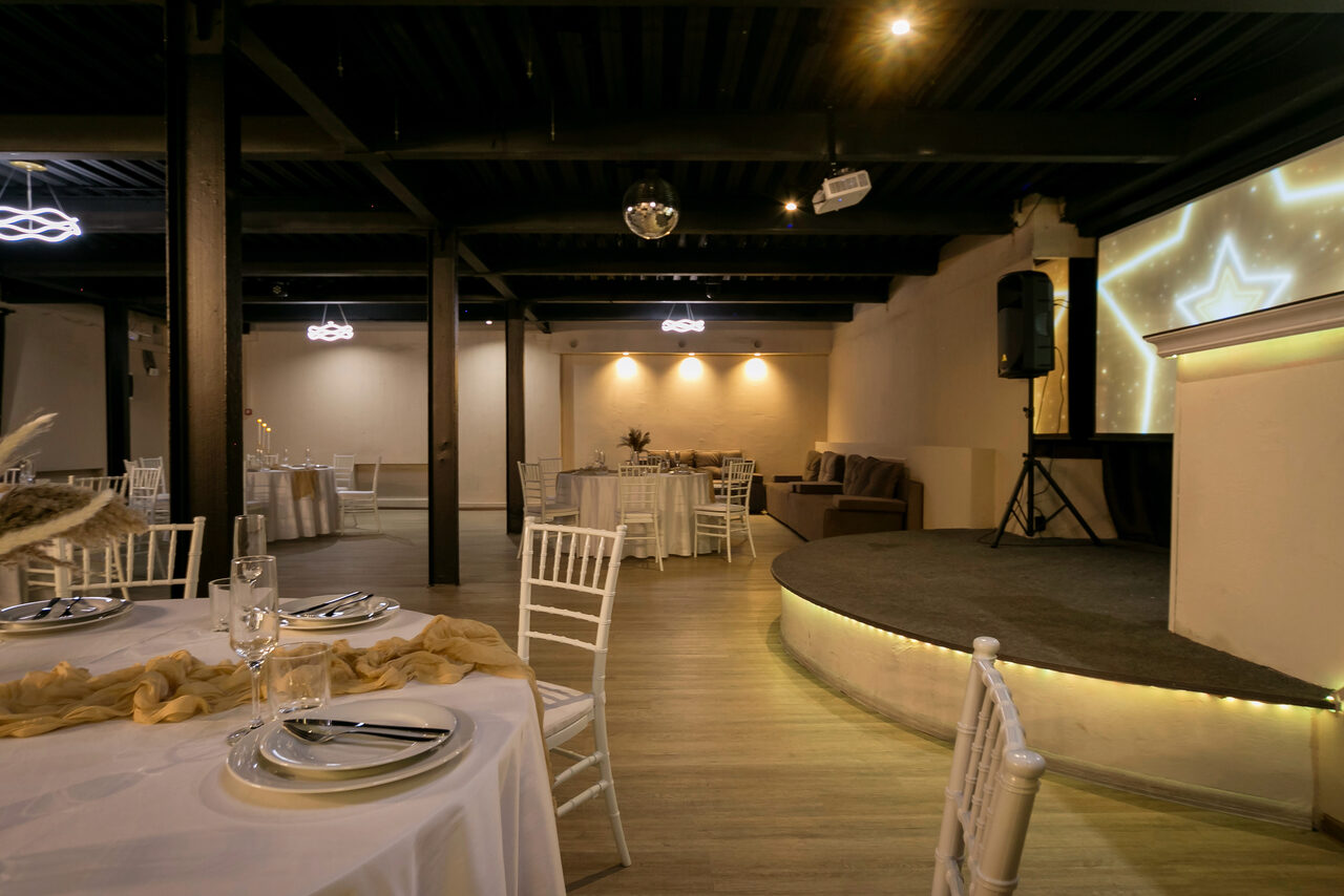 Арендовать Moment(Момент). Просторный зал со светомузыкой и караоке